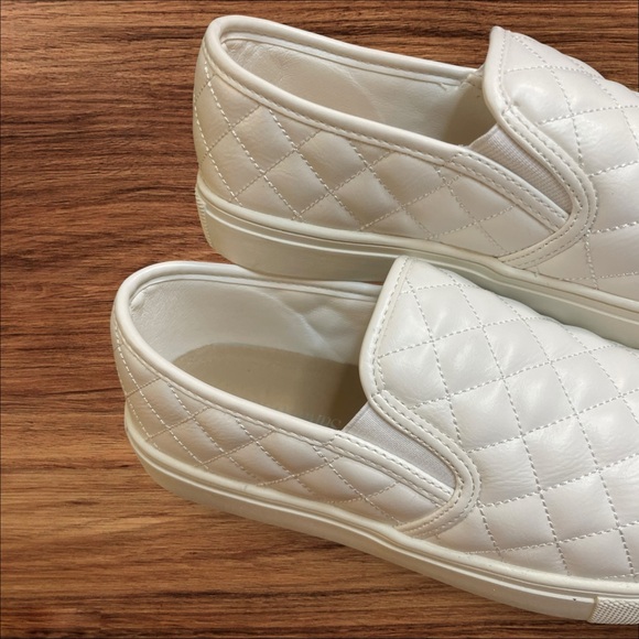 Dreampairs Classic White Quilted Slip-On Sneakers - Picture 8 of 9
